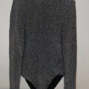 Glitterbody från H&M st S - Glitterbody från H&M i storlek S. Otroligt fint skick då den enbart är använt några enstaka gånger. Fri frakt om den ska skickas. 