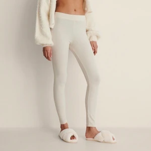 Tights  - Säljer ett par helt nya tights, har tyvärr dragit av lappen! Köpta på Na-kd! Strl M