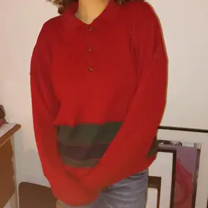 Super mysig o varm rödgrön sweater. Använd några få gånger. Storlek L men modell brukar ha mellan S- M. ❤💚