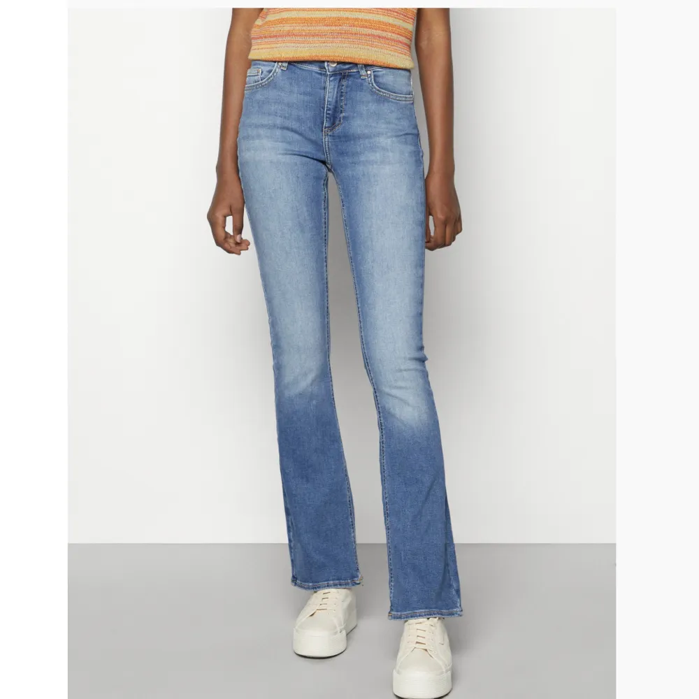 Har aldrig använt då dom är för små runt höfter och lår. De har lång till normal längd i benen. Ursprungspriset är 459kr. Jeans & Byxor.