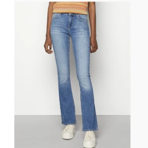 Mid rise straight blåa jeans från Only - Har aldrig använt då dom är för små runt höfter och lår. De har lång till normal längd i benen. Ursprungspriset är 459kr