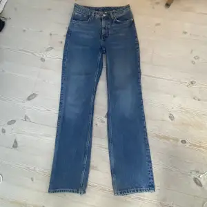 Ett par mörkblå jeans från weekday nästan alldrig använda säljer då de blivit för små. Modell voyage så raka ben. Storlek 27/32.