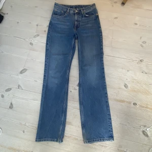 Jeans  - Ett par mörkblå jeans från weekday nästan alldrig använda säljer då de blivit för små. Modell voyage så raka ben. Storlek 27/32.