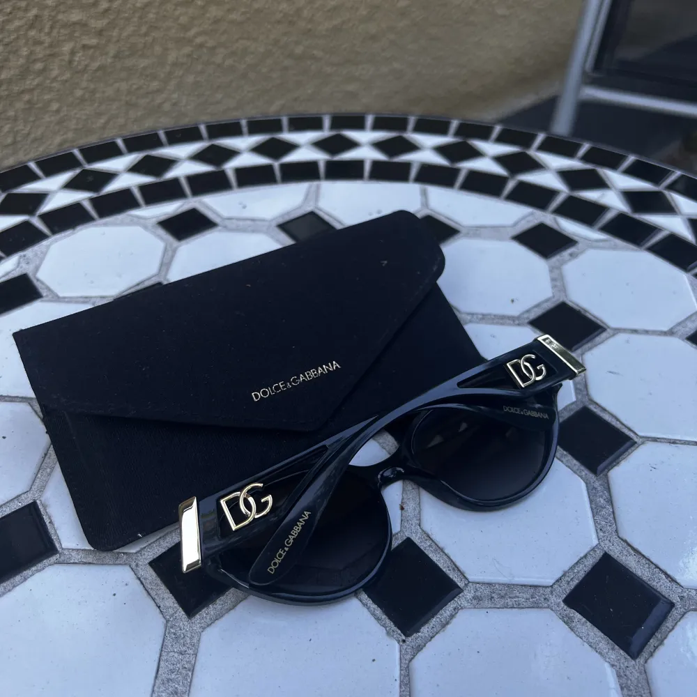 🌸🤍 Säljer mina Dolce & Gabbana solglasögon köpta förra året. Använder inte de längre då jag har ett par andra! Superfint skick, inga anmärkningar och utan repor.  Fodral medföljer. Accessoarer.