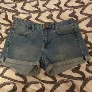 Denim shorts - Väldigt fina denim shorts från hm. Använt några gånger och säljer pga att den är för stor för mig . Den är i storlek EU36 men passar också som S/M. Står ej för postens slarv