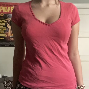 Rosa topp - En rosa v-ringad topp från Esprit! Supersöt men kommer tyvärr inte till användning 😞