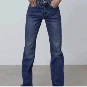 Mörkblåa Zara jeans, knappt andvända och har inga defekter, köparen står för frakten 💕