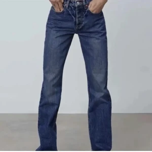 Zara Jeans - Mörkblåa Zara jeans, knappt andvända och har inga defekter, köparen står för frakten 💕
