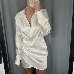 Vit satinklänning - Säljer min studentklänning, som är i satin. Har endast använt på studenten💕 klänningen är ifrån zara storlek xs