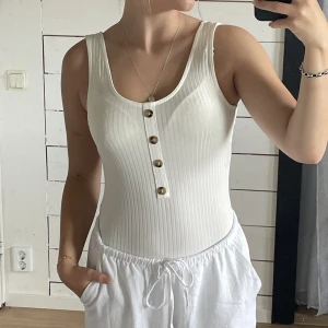 Body linne  - En vit body ifrån H&M Superskön men tyvärr lite för tajt på mig  Använd några fåtal gånger 