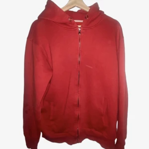 Röd zip hoodie - Röd zip hoodie i oversized fit Strl M/L Felfri