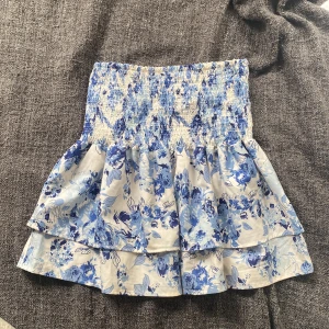 Volangkjol - Säljer denna supergulliga volangkjol, köptes precis på Plick men säljer vidare pga att den inte var vad jag sökte💗💗