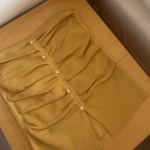 Topp  - Säljer denna fina topp pågrund av att ja råka beställa två. Sitter perfekt och passar verkligen till allt. Skriva gärna om ni har frågor och bilder tillkommer privat. Möts upp i västerås❤️