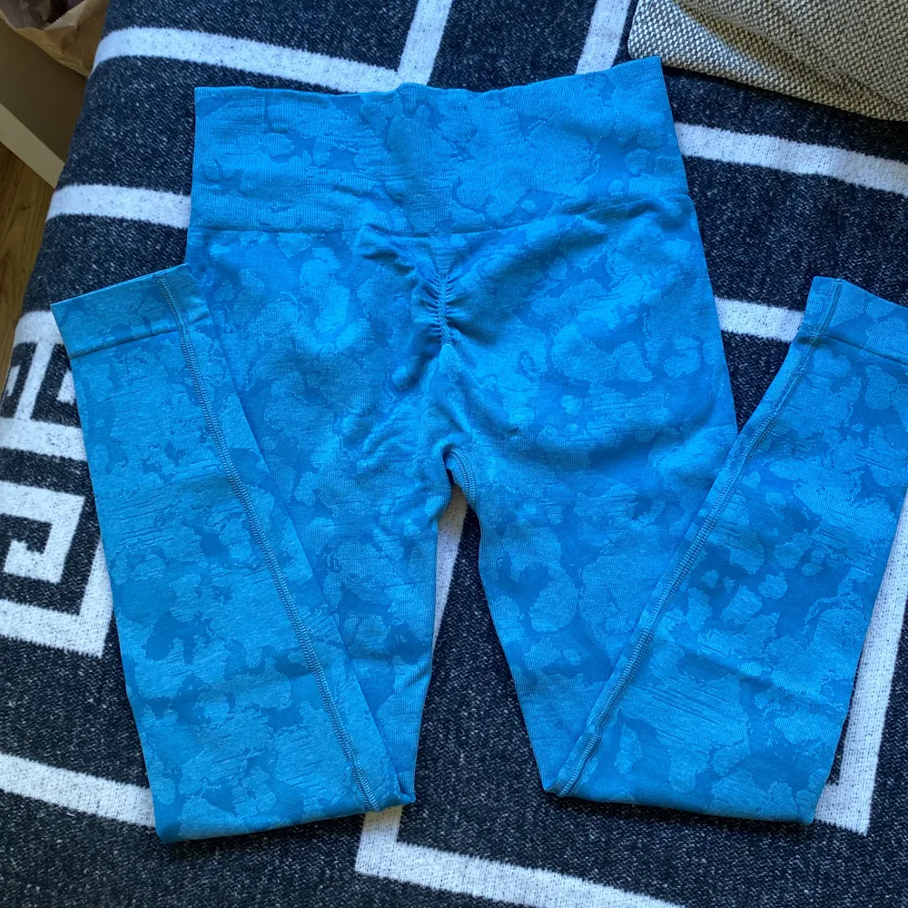 Gymshark Camo tights i storlek S, färgen Luna blue. Knappt använda, inga skavanker. Jeans & Byxor.