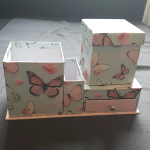 Förvaringsställ  - Kan användas till smink förvaring eller pennor m.m förvaring👍🏻 Kontakta vid intresse och pris diskuteras ❤️