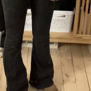 Lågmidjade svart bootcut jeans - Säljer dem här svarta lågmidjade bootcut jeansen från Lindex (en gammal modell). Jag har köpt  dem av en tjej men den var för långa. Inte mina bilder men skriv för fler frågor💗