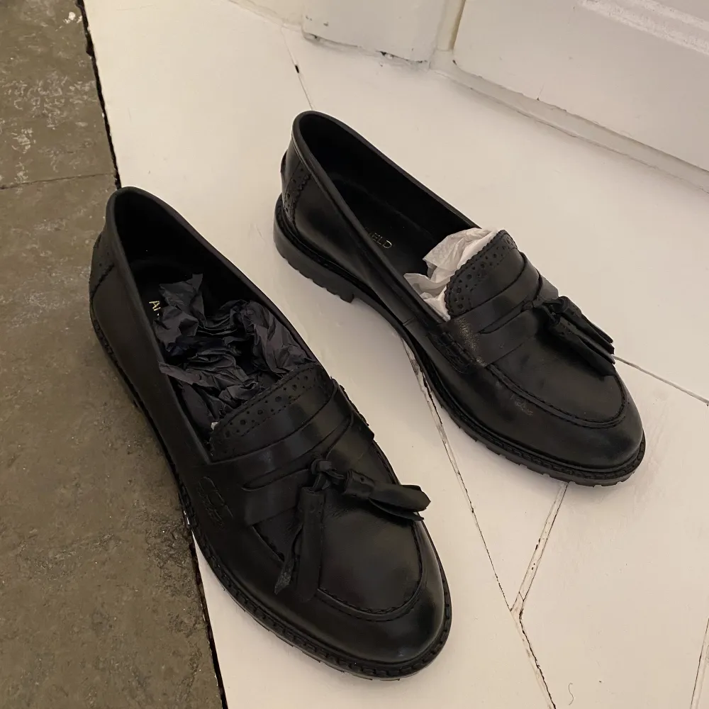 Säljer oanvända loafers med fransar. Perfekta för kontorsjobb eller till en snygg klänning. . Skor.