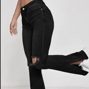 Zara jeans - Säljer dessa svarta jeansen från Zara med hål på knäna och slits längst ner🩵Har aldrig använt dem (Lånad bild)🥰