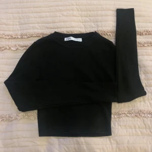 Zara topp - Super snygg och skön långärmad topp från zara, knappt använd, storlek S🥰