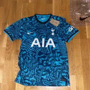 Fotbollströja Tottenhamn  - Säljer min helt nya tottenhamn fotbollströja i storlek S