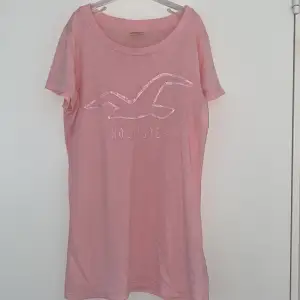 Rosa t-shirt från Hollister i storlek XS.