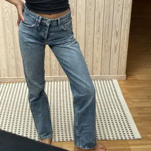 Använda ett fåtal gånger! Blåa raka jeans i storlek 34. Låg midja