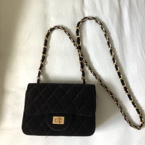 Handväska säljes  - Säljer nu min handväska då jag inte använder den och tänker att den kanske lockar någon annan 😌🩷