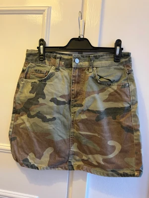 Jeanskjol Gina tricot  - Säljer denna jeanskjol från Gina tricot i ett mycket bra skick, storlek 36.