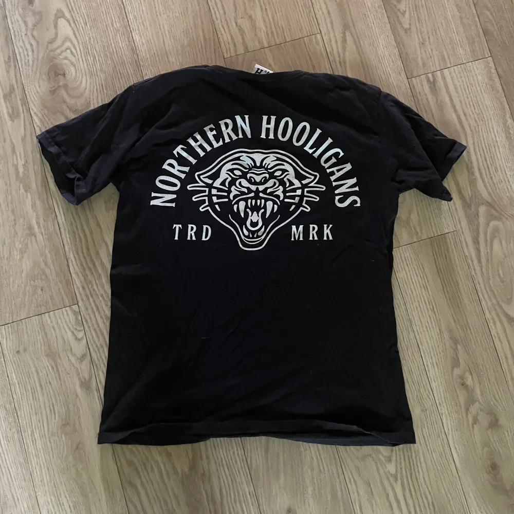 T-shirt från northern hooligans. Köpt på Ridestore. Bra skick! . T-shirts.
