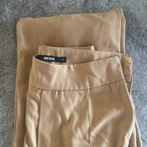 Kostymbyxor - Knappt använda kostymbyxor i strl 36. Nypris 399