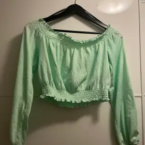 Jättegullig mintfärgad off-shoulder tröja från H&M, använd 1-2 gånger. 