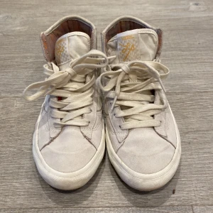 Ljusa Vans skor - Vans skor i bra skick :) 