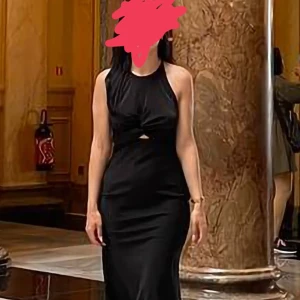 ASOS klänning - Jättefin klänning med snörning på ryggen och en liten skurning under brösten. Bra skick, använd 2 gånger.