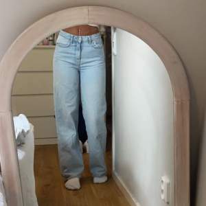 Breda/utsvängda jeans från Lager157 i strl XS, säljer eftersom dom är lite för tighta för mig i magen men annars är dom super sköna och snygga! Säljer för 85kr! 