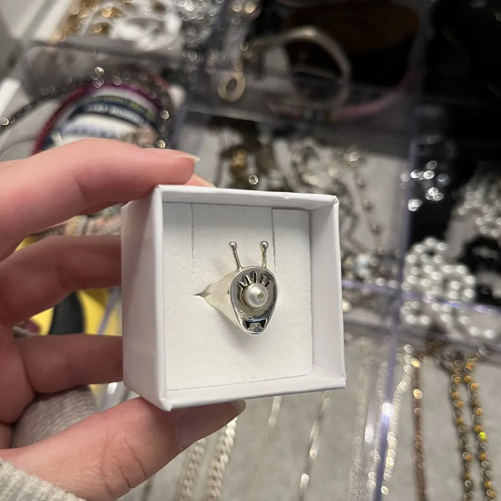 säljer denna maria nilsdotter ring i storlek 16, den är köpt i deras butik och knappt använd. Superfin verkligen och går inte att få tag på lätt. Säljer för 2000kr men pris går att diskutera. . Accessoarer.