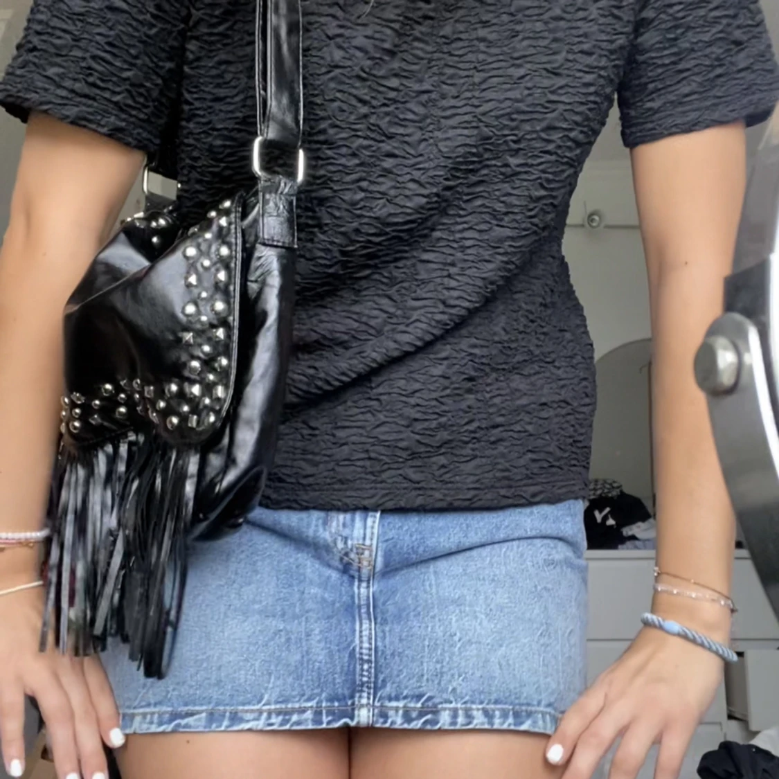 Väska med nitar och fransar