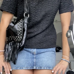 Väska med nitar och fransar - Säljer denna snygga väska med nitar och fransar då den inte kommer till användning💕