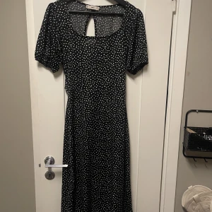 Långklänning från mango - Superfin långklänning från mango använd 1 gång. Öppen rygg med knytning. Storlek S