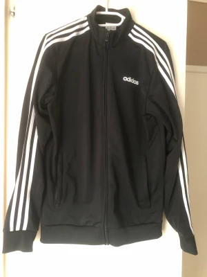 Adidas kofta dam - En adidas kofta i fint skick, strl S men passar även 38 så skulle säga en s/m