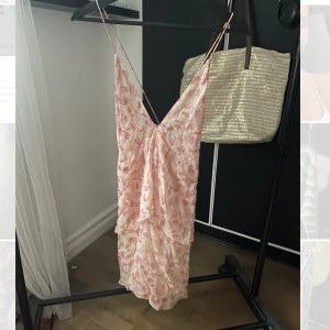 söt zaraklänning - en supersöt ”blommig” miniklänning från zara🩷❣️Jag har sytt banden kortare för att den ska passa bättre vid bysten, så om ni har fler frågor kring det är det bara att skriva!! 