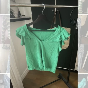 grön t-shirt - såå fin grön t-shirt med volanger på ärmarna från zara💚 knappt använd