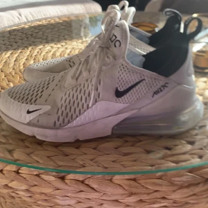 Säljer vita 270  - Dom är fina bara lite använda men rikigt snygga. Skick 7,8/10.  