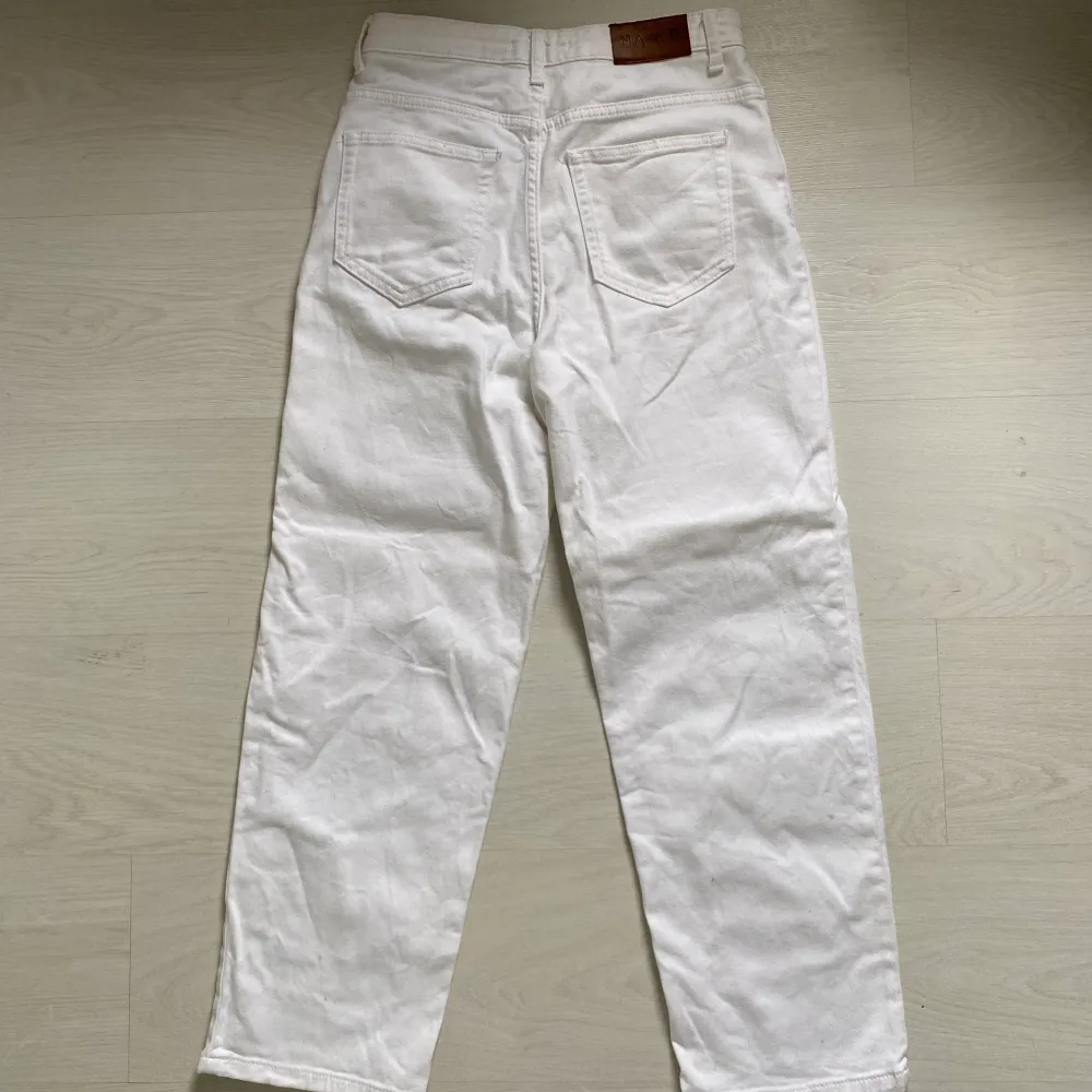 Säljer dessa fina vita oanvända jeansen ifrån NA-KD i storlek 36 då de är en modell med korta ben!🤍. Jeans & Byxor.