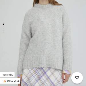 Ljusgrå gråmelerad Mohair tröja i stl 36 som är i mycket gott skick. nypris 1095, säljer för 375 💕