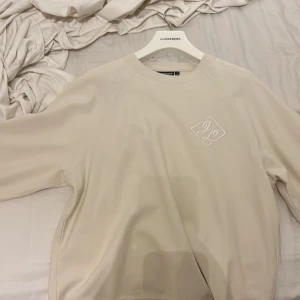 Sweatshirt från J.L - En krämvit / beige sweatshirt från j.lindeberg som sitter oversized på en S men lagom till en M