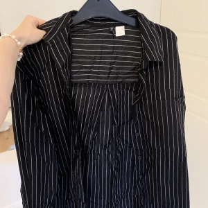 Skjorta - Skjorta / overshirt från h&m.