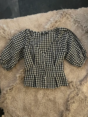 Rutig blus - Rutig blus från bikbok✨storlek XS men skulle passa en S