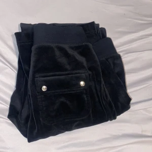 Juicy byxor - Säljer mina as snygga juicy couture byxor för dom aldrig kommer till användning inga defekter på dom, köpare står för frakt kan skickas spårbar 