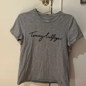 Tommy Hilfiger T-shirt till billigt pris, knappt använd 