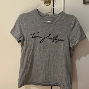 T-shirt - Tommy Hilfiger T-shirt till billigt pris, knappt använd 